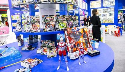 夜色中的“淘金”高手 一晚凈賺470元的玩具地攤秘訣
